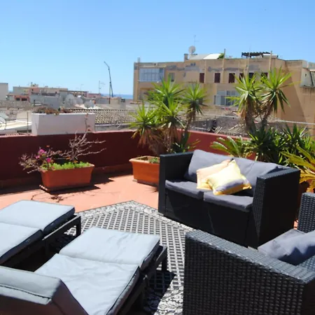 Rooftop Centre With Garage Apartment *